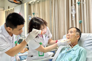 Người đàn ông phải cắt bỏ lưỡi chỉ từ dấu hiệu quen thuộc này