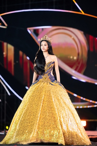 Hoa hậu Dương Trà Giang đổi phong cách gợi cảm hơn sau khi hết nhiệm kỳ - 5