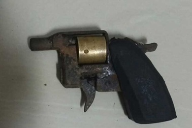 Thua bạc, nổ súng để chạy làng