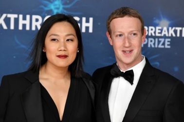 Người phụ nữ bên cạnh ông chủ Facebook và cách dùng khối tài sản 250 tỷ USD