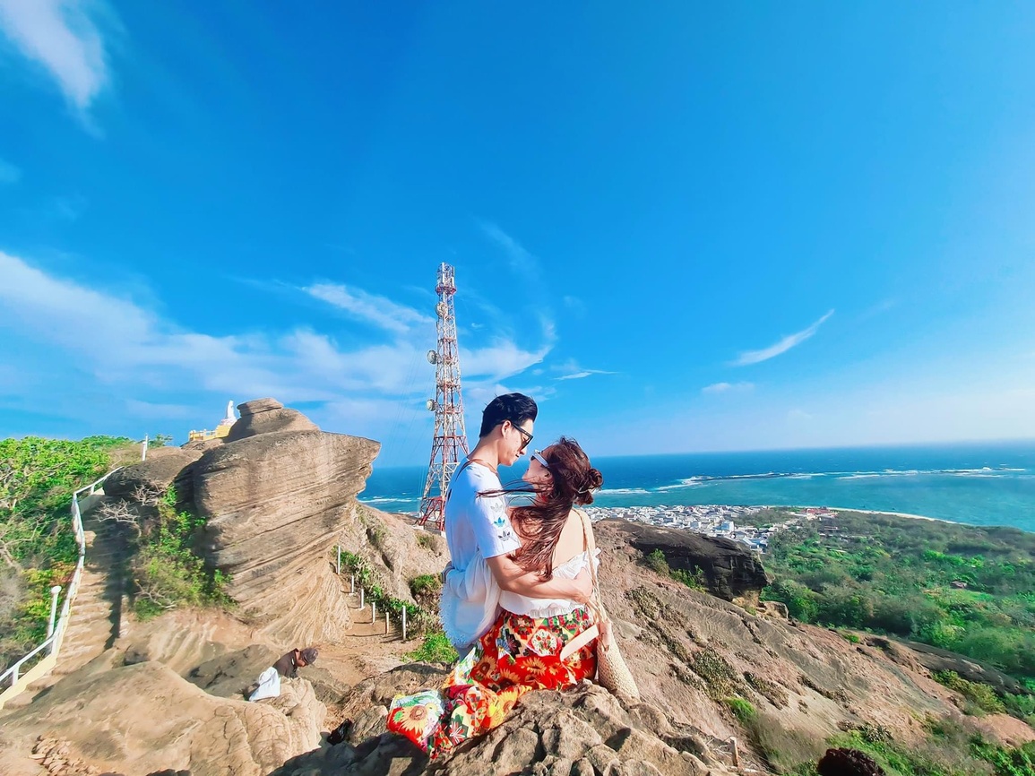 Chàng trai Quảng Trị căng băng rôn ở độ cao 1000m, bay dù cầu hôn bạn gái - 3 Chàng trai Quảng Trị căng băng rôn ở độ cao 1000m, bay dù cầu hôn bạn gái - 3