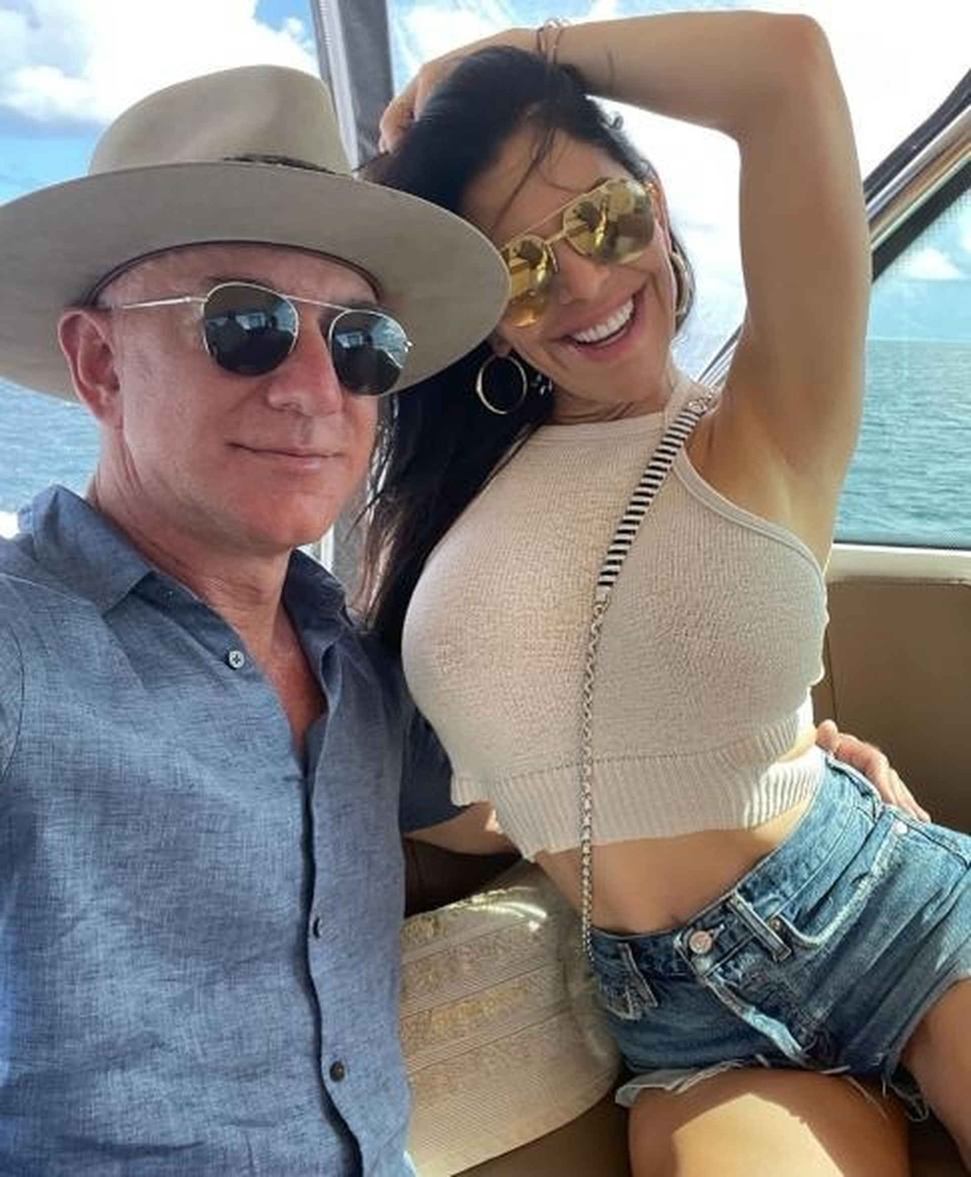 Nữ MC bốc lửa có gì khiến tỷ phủ giàu thứ 3 thế giới Jeff Bezos say mê? - 13 Nữ MC bốc lửa có gì khiến tỷ phủ giàu thứ 3 thế giới Jeff Bezos say mê? - 13