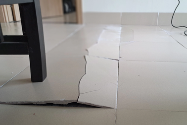 Nền nhà căn hộ chung cư ở Bình Định bỗng dưng nứt toác