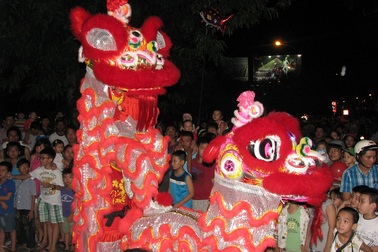 Đường phố "quá tải" vì dòng người xem múa lân