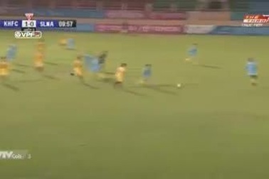 Tình huống Mạnh Hùng  (SL Nghệ An) đánh chỏ vào mặt Lâm Ti Phông (Khánh Hoà)