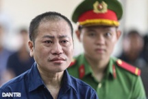 Bị cáo "Thích Tâm Phúc" mếu máo khi gặp mẹ tại tòa