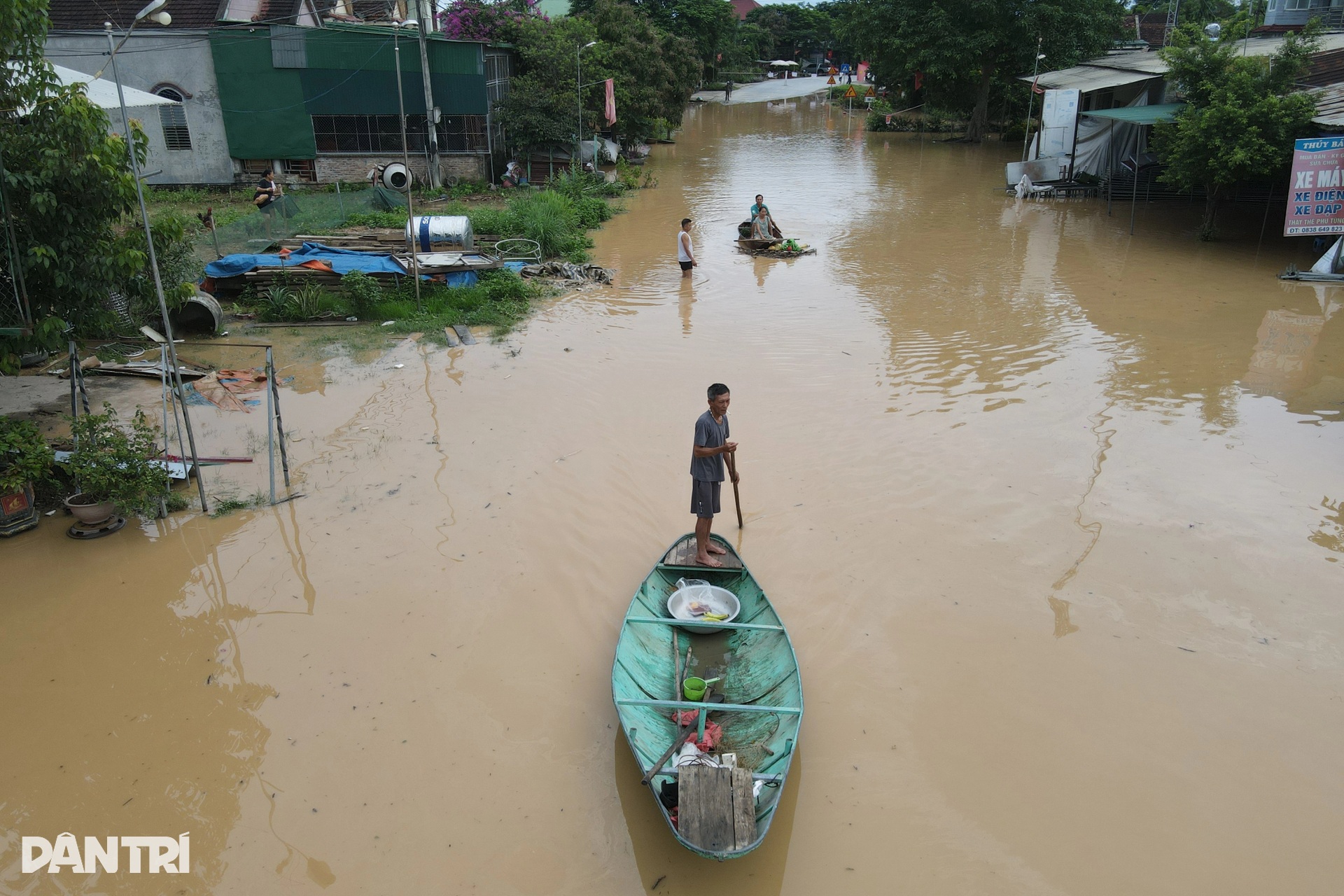 Biển nước mênh mông chia cắt quốc lộ 7 - 8
