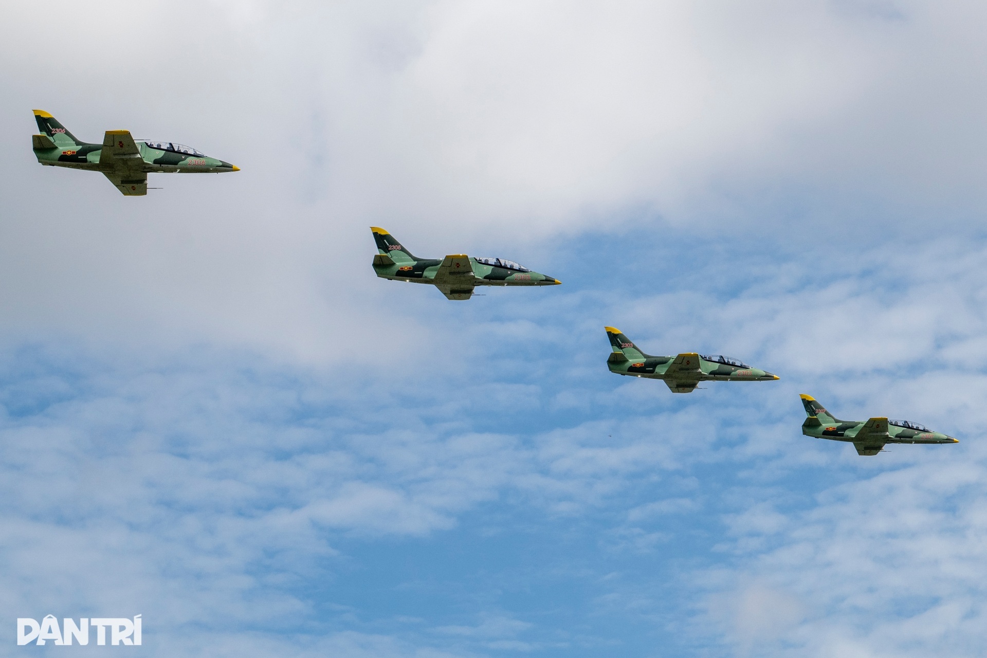 Đội hình mũi tên 5 tiêm kích SU-30MK2 đầy uy lực chuẩn bị cho đại lễ A80 - 15 Đội hình mũi tên 5 tiêm kích SU-30MK2 đầy uy lực chuẩn bị cho đại lễ A80 - 15