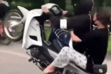 Khởi tố 8 thanh thiếu niên bốc đầu xe máy trên cao tốc