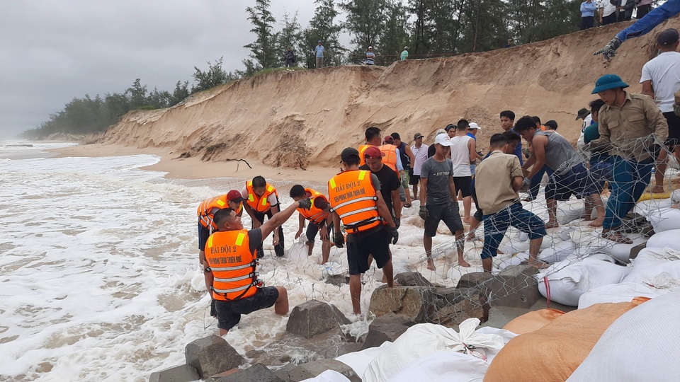 Khẩn cấp gia cố hơn 4km đê biển hư hỏng nặng - 2 Khẩn cấp gia cố hơn 4km đê biển hư hỏng nặng - 2