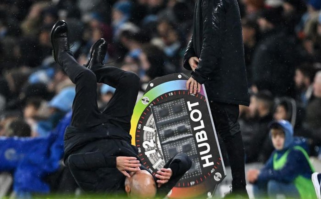 Pep Guardiola ngã lăn ra sân, lên tiếng về việc Man City bị xử ép - 2 Pep Guardiola ngã lăn ra sân, lên tiếng về việc Man City bị xử ép - 2