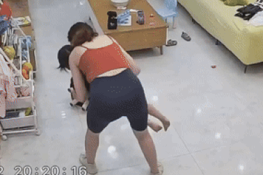 Mẹ nhanh trí cứu con gái bị hóc kẹo, đoạn video khiến người xem "nghẹt thở"