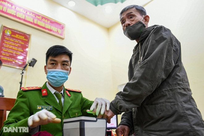 Công an Hà Nội xuyên đêm phục vụ người dân làm thẻ căn cước gắn chip - 7 Công an Hà Nội xuyên đêm phục vụ người dân làm thẻ căn cước gắn chip - 7