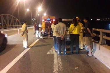 Người đàn ông đâm ô tô vào thành cầu rồi nhảy xuống sông