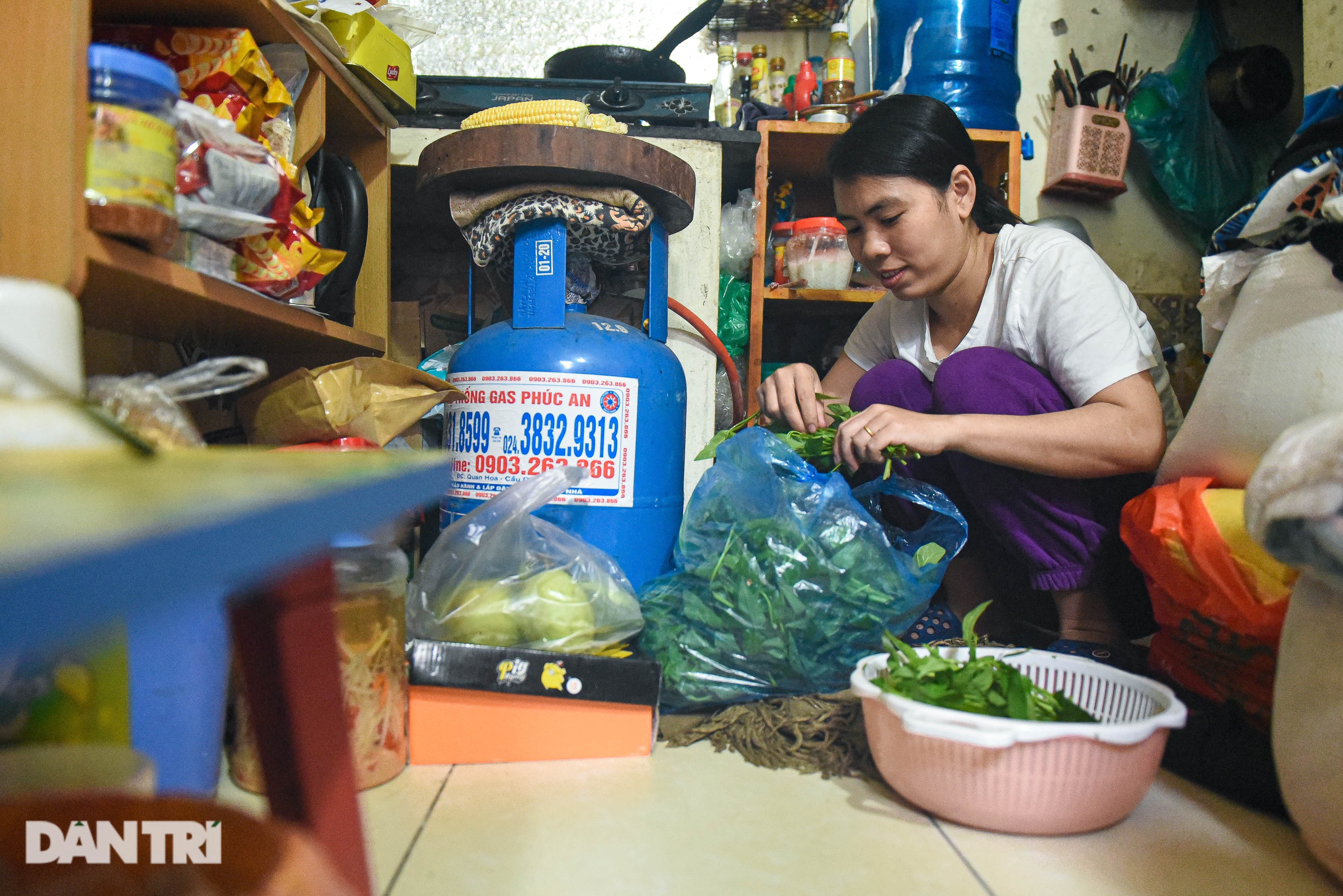 Ngày Tết trong căn phòng trọ 5m2 của mẹ lao công đem con 2 tuổi đi dọn rác - 8 Ngày Tết trong căn phòng trọ 5m2 của mẹ lao công đem con 2 tuổi đi dọn rác - 8