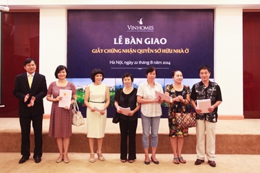 Vinhomes bàn giao hàng trăm sổ đỏ đợt hai cho khách hàng