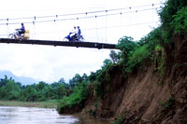 Sạt lở đe dọa xô đổ cầu treo C4