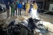 2 xe máy cháy trơ khung sau cú va chạm mạnh, một người bị bỏng