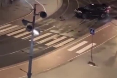 Khoảnh khắc nghi phạm bị xe cảnh sát tông gục khi đang bỏ chạy