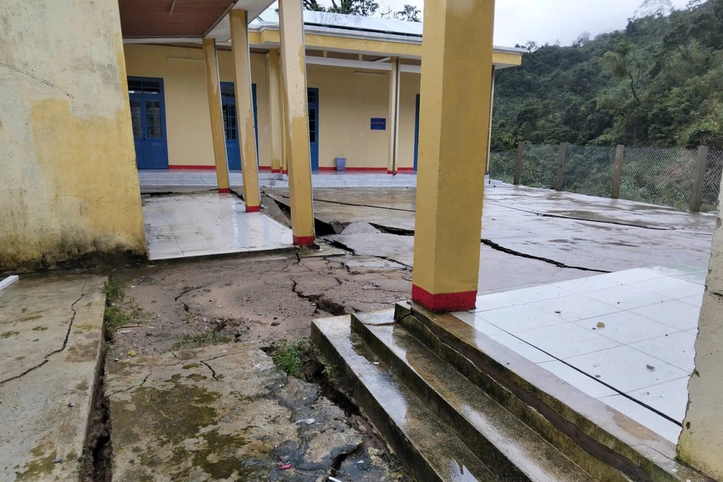 The classroom floor collapsed and cracked after the explosion, even though it was only built 3 months ago - 1 Nền phòng học sụt lún, nứt toác sau tiếng nổ dù mới xây 3 tháng - 1