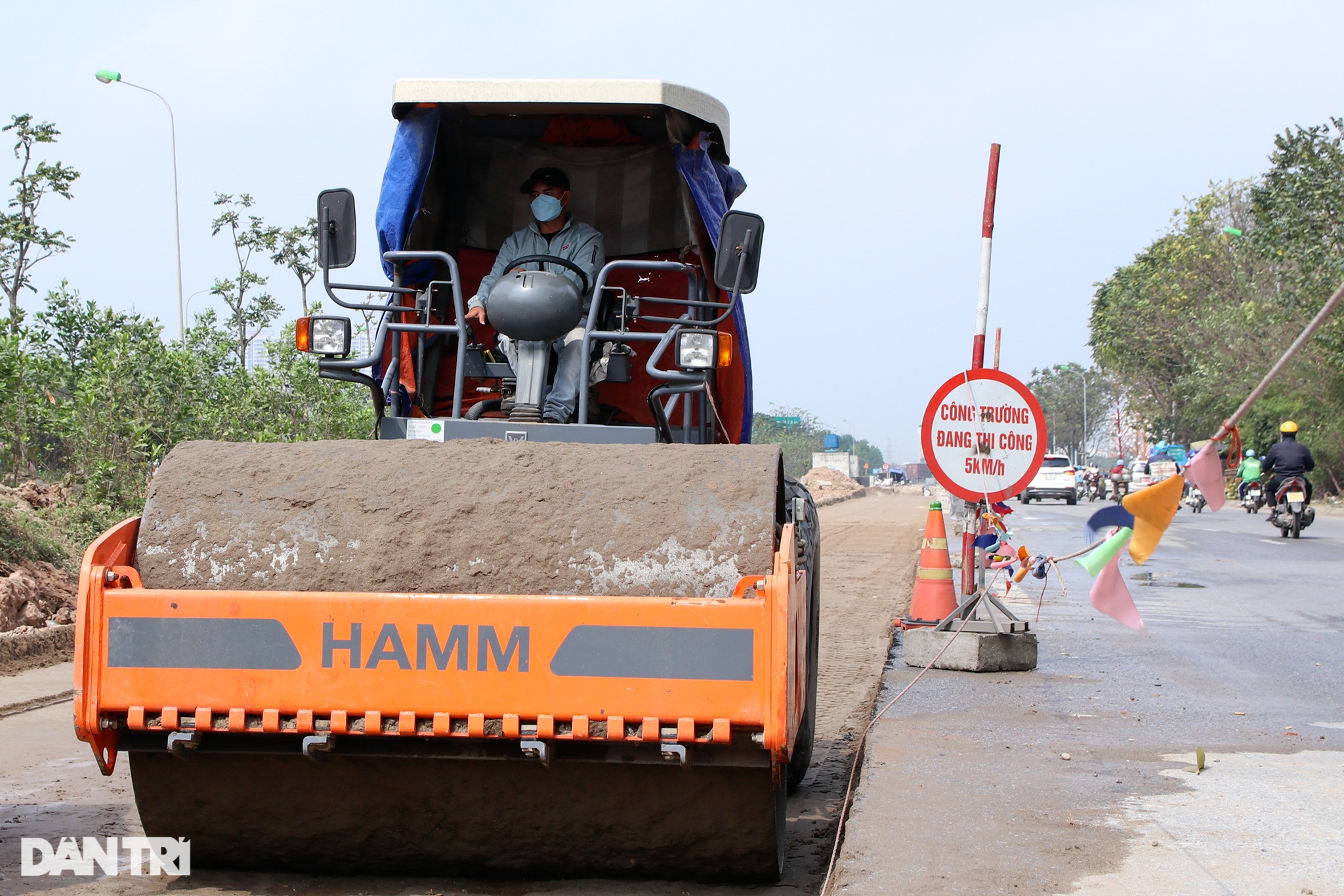 Di dời hàng trăm cây xanh, mở rộng đường gom Đại Lộ Thăng Long - 6 Di dời hàng trăm cây xanh, mở rộng đường gom Đại Lộ Thăng Long - 6