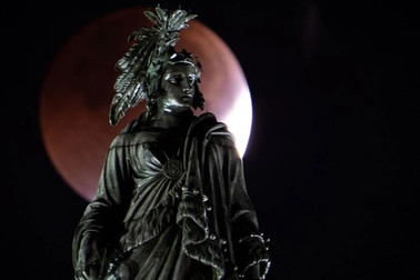 Chùm ảnh trăng máu đẹp ma mị trên khắp thế giới