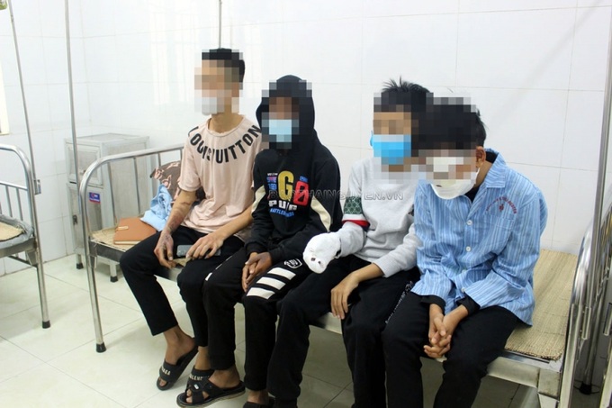 4 trẻ em bị tai nạn do học cách chế tạo pháo nổ trên mạng đang được điều trị tại Bệnh viện C Thái Nguyên. Ảnh KT