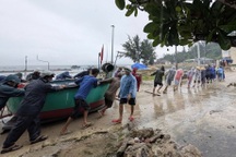 Xã đảo duy nhất ở Gia Lai chằng néo nhà cửa ứng phó bão Kalmaegi