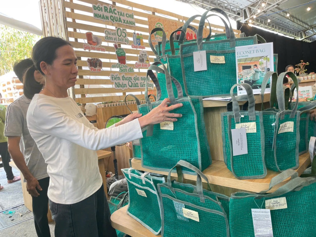 Sản phẩm tái chế hút giới trẻ tại Ngày hội Việt Nam Xanh - 1 Sản phẩm tái chế hút giới trẻ tại Ngày hội Việt Nam Xanh - 1