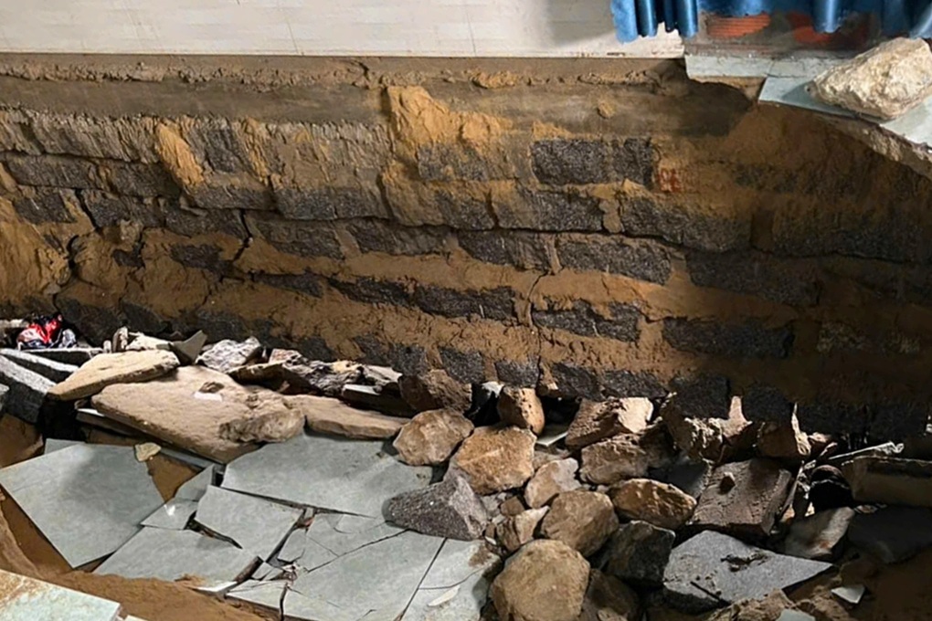 Triều cường, sóng lớn gây sụt lún nhà dân ở Bình Định - 1 Triều cường, sóng lớn gây sụt lún nhà dân ở Bình Định - 1