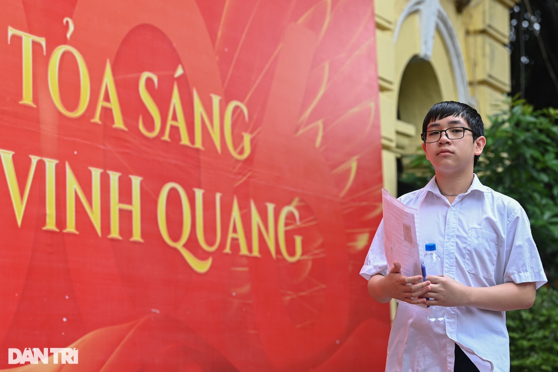 Phụ huynh tiếp sức sĩ tử thi môn ngữ văn vào lớp 10 ở Hà Nội - 5
