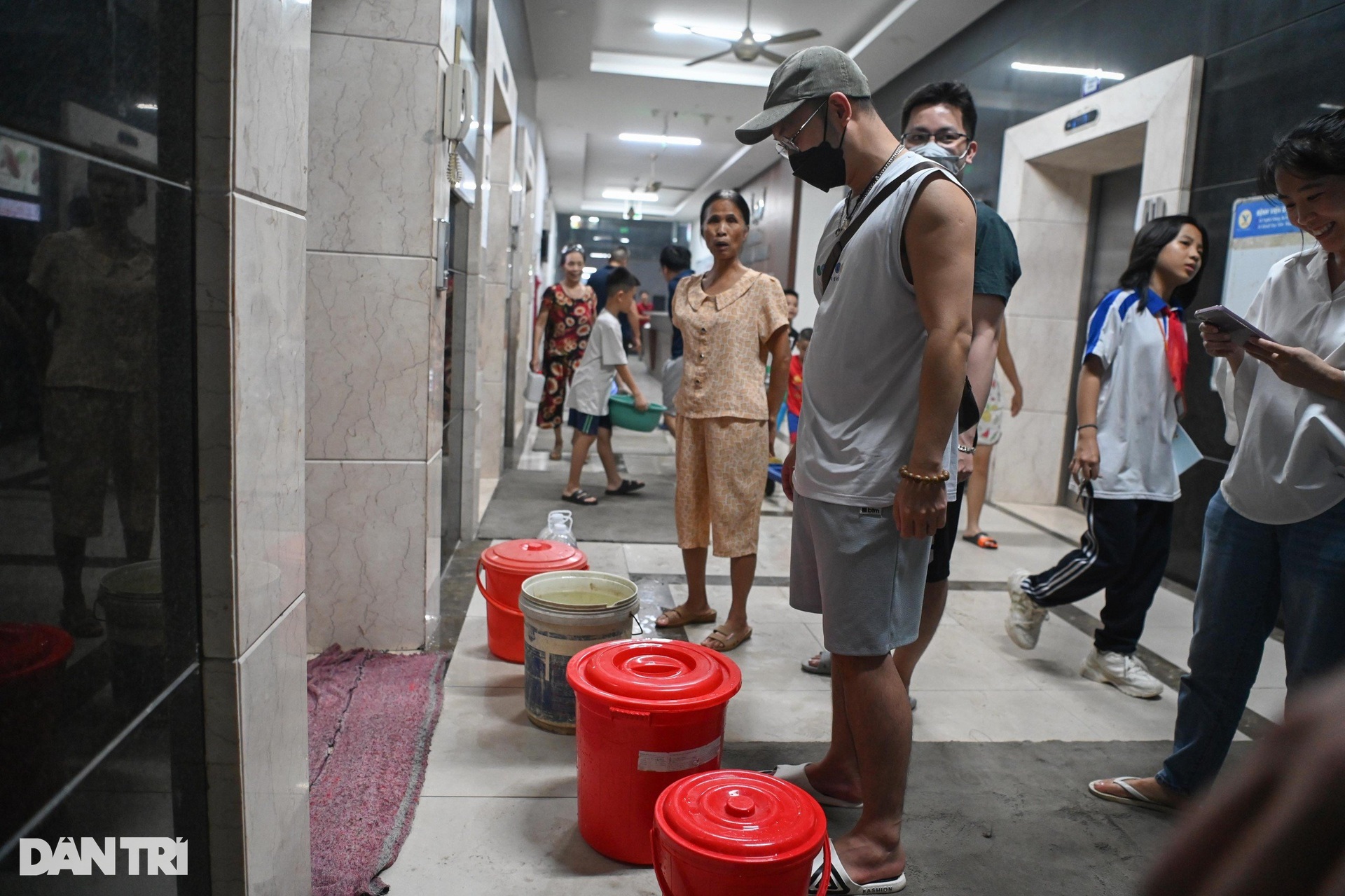 Dân chung cư Hà Nội loay hoay trong khủng hoảng nước và lòng tốt cộng đồng - 4
