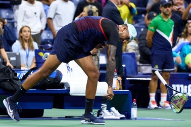 Kyrgios đập nát hai cây vợt sau khi thua Khachanov