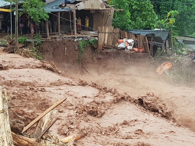 Lũ quét kinh hoàng cô lập 3 xã, cuốn trôi nhà nội trú của trường học ở Điện Biên - Ảnh 2. Lũ quét kinh hoàng cô lập 3 xã, cuốn trôi nhà nội trú của trường học ở Điện Biên - Ảnh 2.
