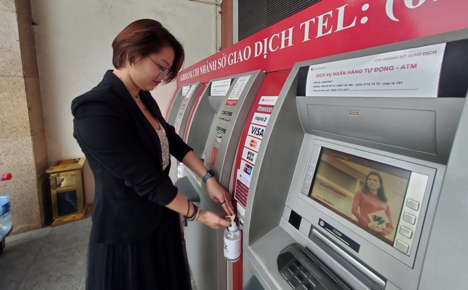 Agribank trang bị nước rửa tay khô cho 2.300 ATM: "Nếu sợ mất thì chúng tôi đã không làm"