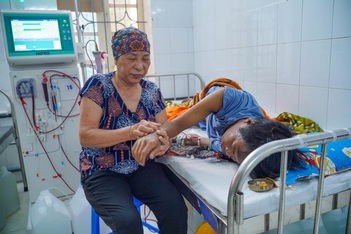 Mẹ 70 tuổi nhặt ve chai gom từng đồng nuôi con trai tâm thần, suy thận