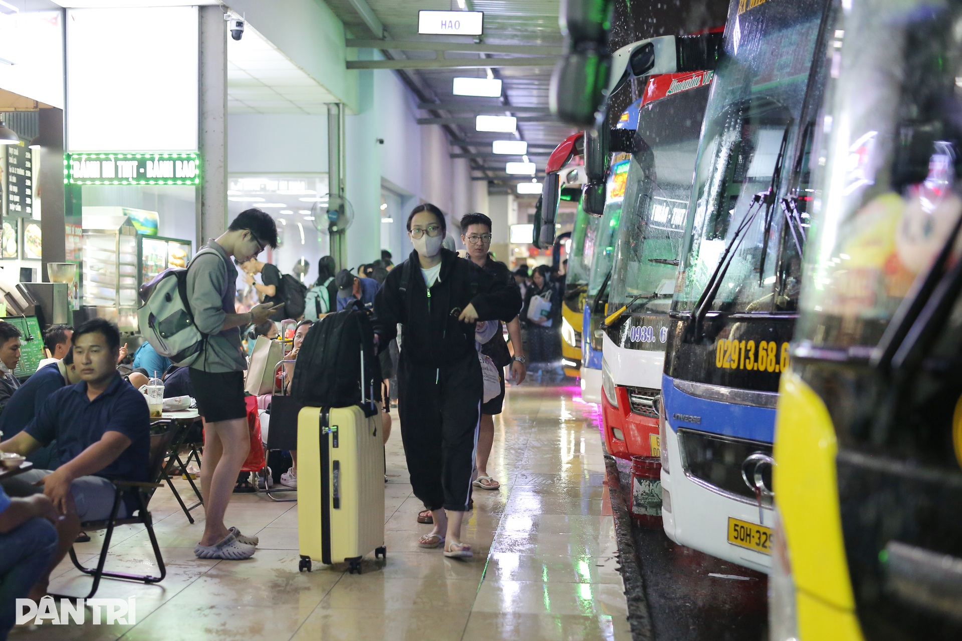 Người dân TPHCM đội vali đi chơi lễ dưới mưa lớn - 13 Người dân TPHCM đội vali đi chơi lễ dưới mưa lớn - 13
