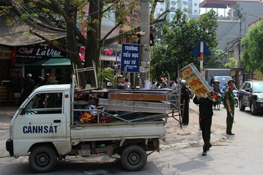 Công an ra quân “dọn rác” trên phố