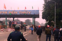 Hàng trăm người dân tiếp tục dùng xe ô tô chắn ngang cầu Bến Thuỷ