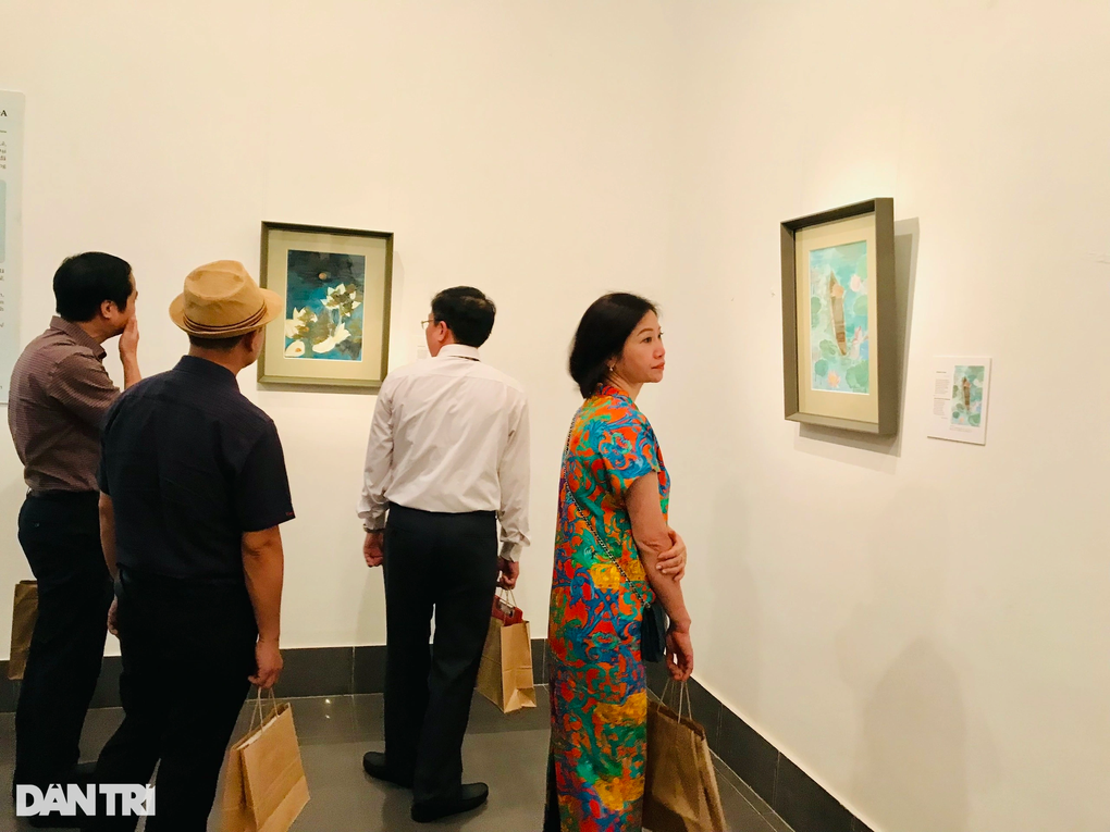Họa sĩ 17 tuổi lan tỏa tình yêu văn chương qua triển lãm Họa - Thơ đi sứ - 3 Họa sĩ 17 tuổi lan tỏa tình yêu văn chương qua triển lãm Họa - Thơ đi sứ - 3