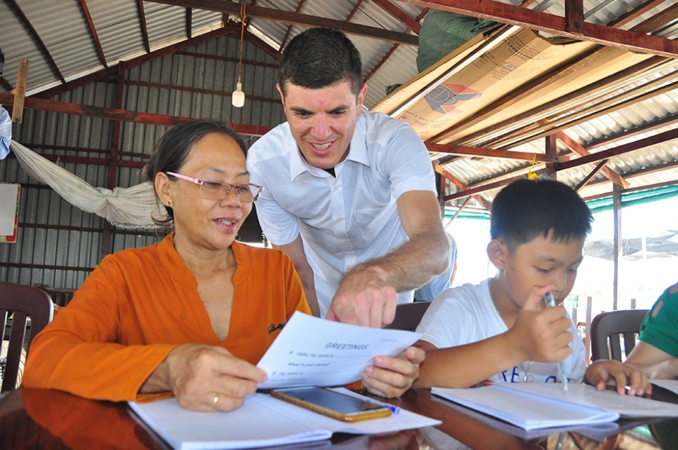 Nhiều học sinh U60 hăng say tham gia học tiếng Anh miễn phí trên sông Hậu - 3 Nhiều học sinh U60 hăng say tham gia học tiếng Anh miễn phí trên sông Hậu - 3