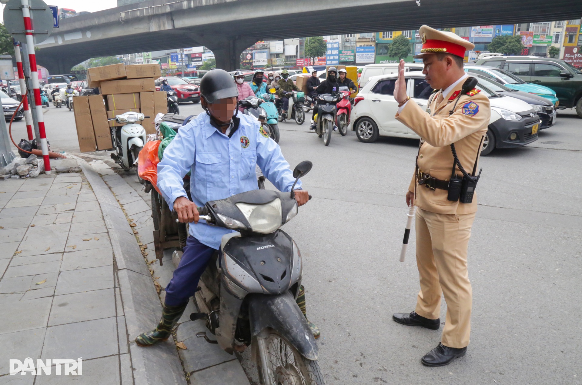 Bị CSGT phạt vì chở hàng cồng kềnh, tài xế nói do phải mưu sinh - 6