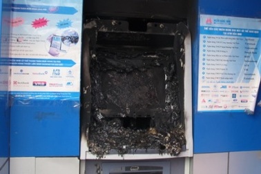 Nửa đêm trùm áo mưa đi phá hoại cây ATM