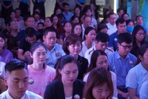 Lễ khai giảng đặc biệt: Phụ huynh ngồi thiền, học về sự tử tế và biết ơn