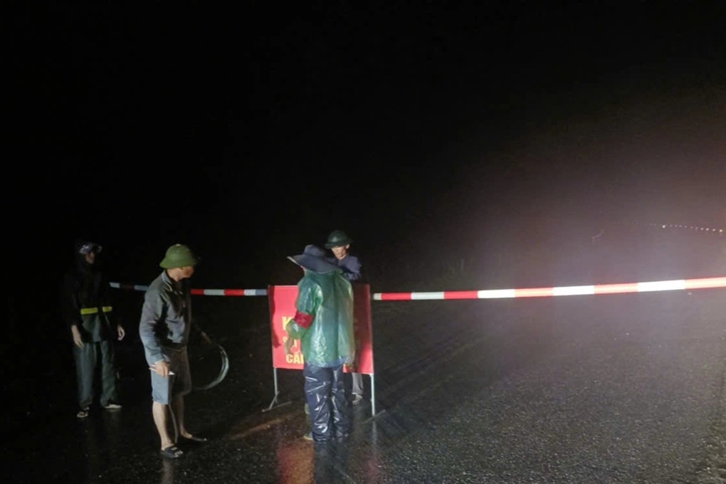 Hai người bị thương khi khắc phục sạt lở tuyến đường ven biển Hà Tĩnh - 2 Hai người bị thương khi khắc phục sạt lở tuyến đường ven biển Hà Tĩnh - 2