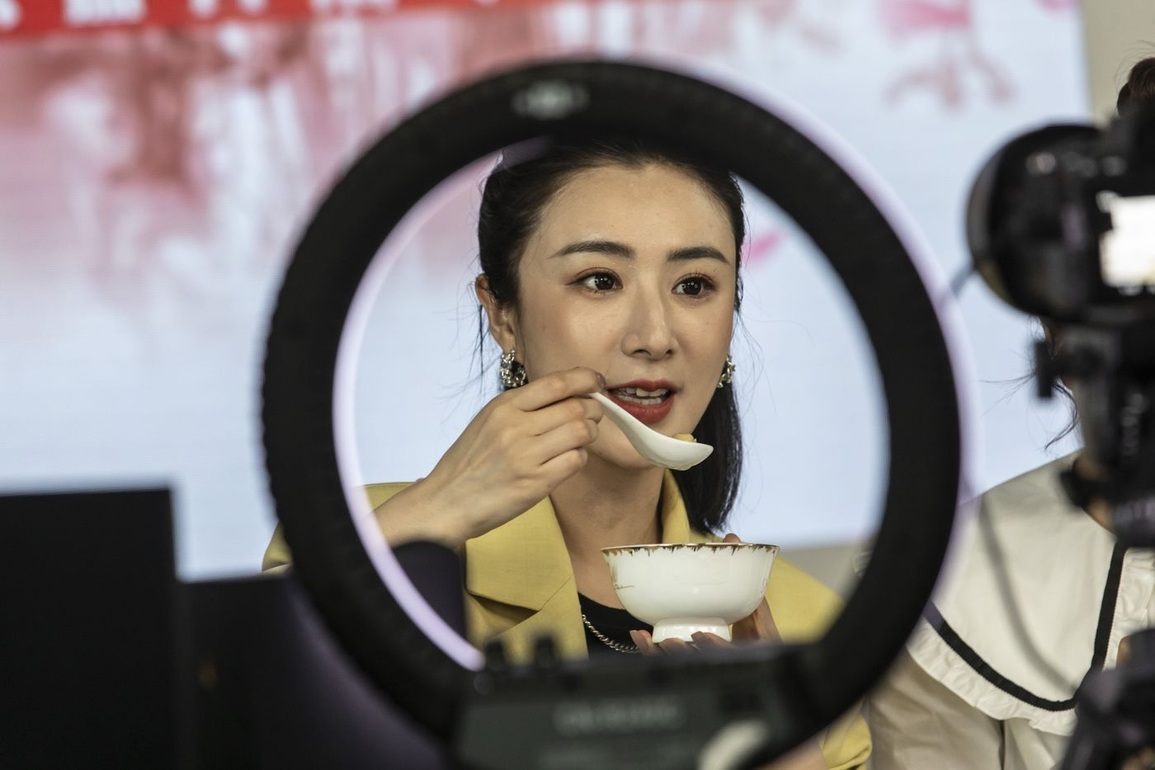 Trung Quốc yêu cầu người nổi tiếng, livestreamer báo cáo thuế - 1 Trung Quốc yêu cầu người nổi tiếng, livestreamer báo cáo thuế - 1