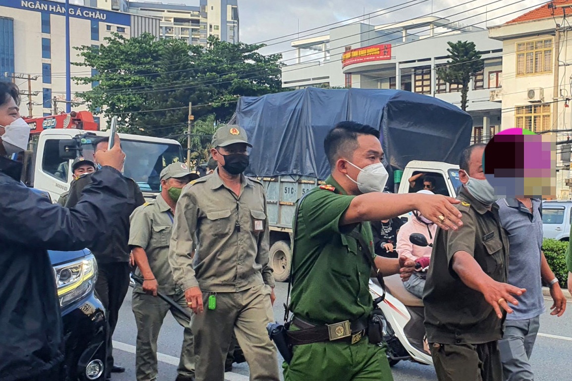 Phóng viên bị xúc phạm, đe dọa tại tòa xử vụ tống tiền bà Phương Hằng - 3 Phóng viên bị xúc phạm, đe dọa tại tòa xử vụ tống tiền bà Phương Hằng - 3