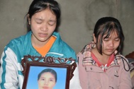 Mẹ u não quyên sinh, 3 con ôm di ảnh đớn đau đến tê dại