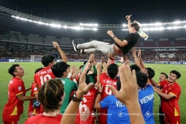 HLV Kim Sang Sik gặp sự cố khi ăn mừng chức vô địch cùng U23 Việt Nam