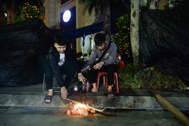 Tiểu thương đốt lửa sưởi ấm, thức xuyên đêm trông đào, quất Tết